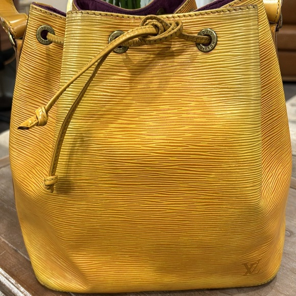 Louis Vuitton Epi Bucket Bag~GUC~Preloved - Picture 4 of 16